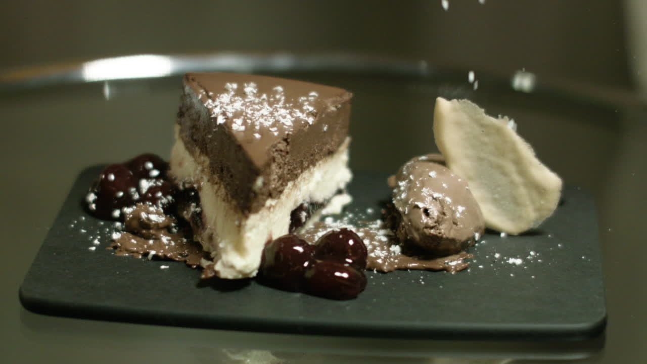 초코 아이스크림 케이크 위에 슈가파우더를 얹은