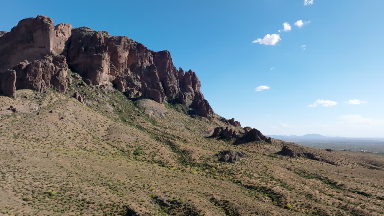 establecer una órbita de montañas de superstición en un día de cielo azul soleado mostrando salientes rocosas escarpadas