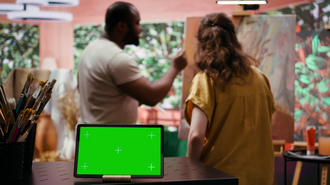 Maleri i kunststudie med en tablet