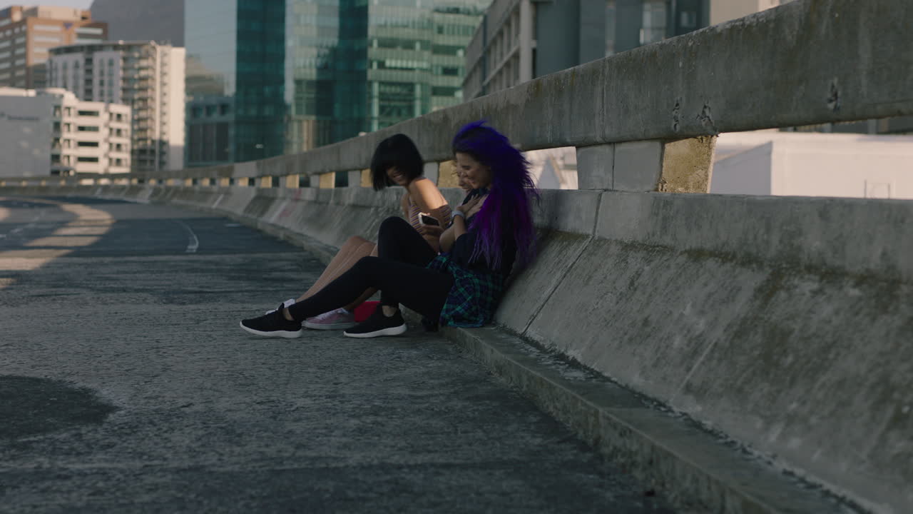 grupo de jóvenes multiétnicas riendo disfrutando pasar el rato juntas relajándose en la calle de la ciudad disfrutando del estilo de vida urbano al atardecer