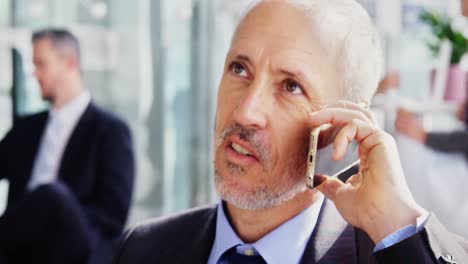 hombre de negocios hablando por teléfono móvil
