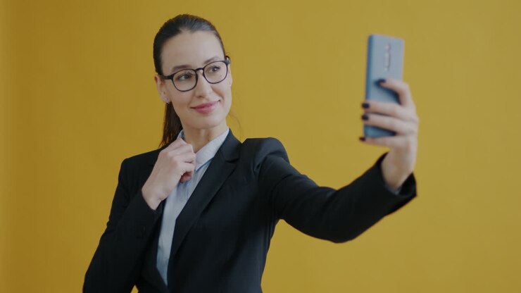 деловая женщина делает селфи.