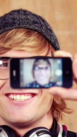 hipster tomando una selfie con el teléfono