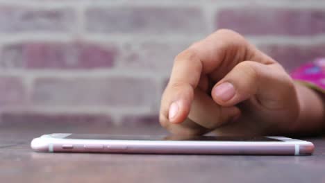 persona que utiliza un teléfono inteligente rosado