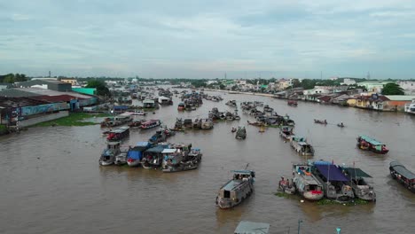 Famosa-Atracción-Turística-Del-Mercado-Flotante-Can-Tho,-Mercado-Flotante-Tradicional-En-El-Delta-Del-Mekong