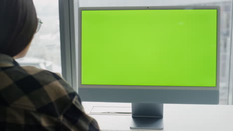 Frau-Liest-Chromakey-Computer-In-Wohnung-Mit-Stadtblick.-Studentin-Schaut-Monitor-Zu