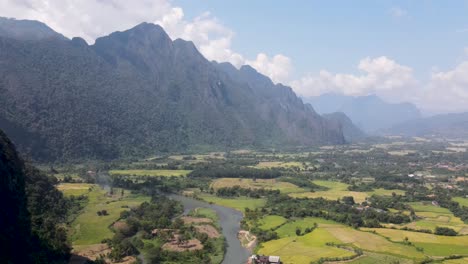 vista aérea de campos agrícolas con el río nam song corriendo a través del paisaje