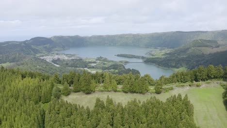 Toma-Panorámica-Aérea-De-Lagoa-Azul-En-Un-Día-Soleado-En-Las-Azores