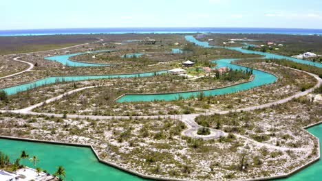 Drohnen-Luftaufnahme-Der-Zerstörten-Landschaft-Von-Grand-Bahama-Nach-Hurrikan-Dorian,-Kahle-Küste-Durch-Lagunen