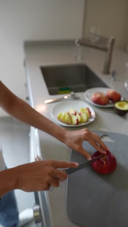 mujer preparando una comida de frutas y verduras en una cocina