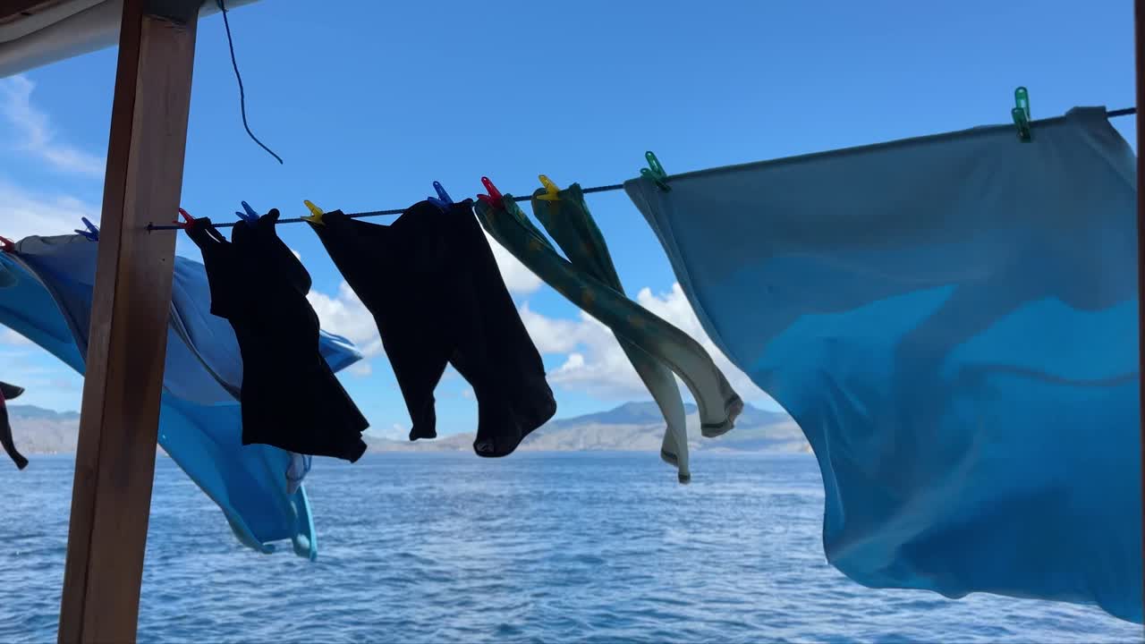 바다에서 움직이는 배에 줄에 매달린 옷
