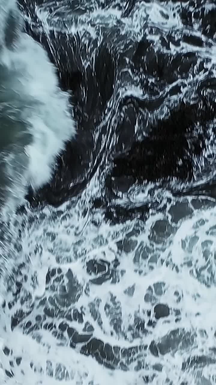 Onde si infrangono sulla costa rocciosa del Cile durante il giorno.