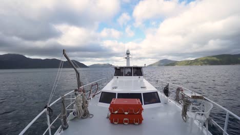 Slowmo---Rückblick-Vom-Vorderdeck-Des-Bootes-Auf-Dem-Meer-In-Neuseeland