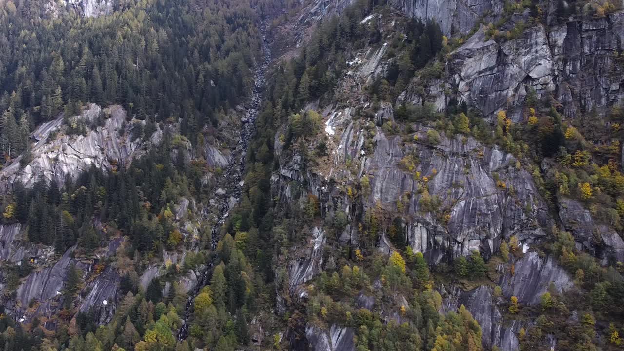 dron en el bosque en val di mello, deslizándose sobre las rocas, italia