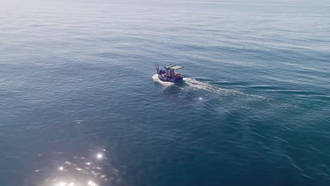 Pequeño-Barco-De-Pesca-Solo-En-El-Mar