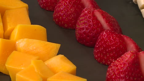 mango and strawberry slices