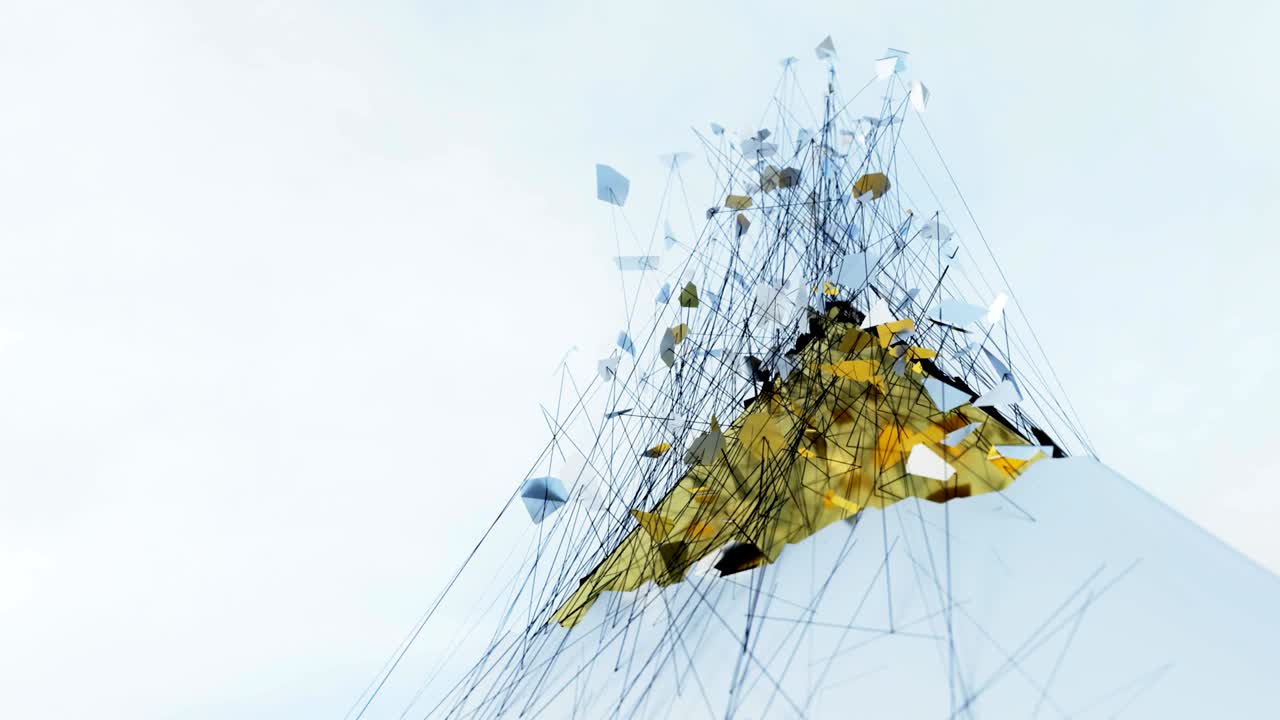 распадающаяся пирамида раскрывает золотой интерьер.