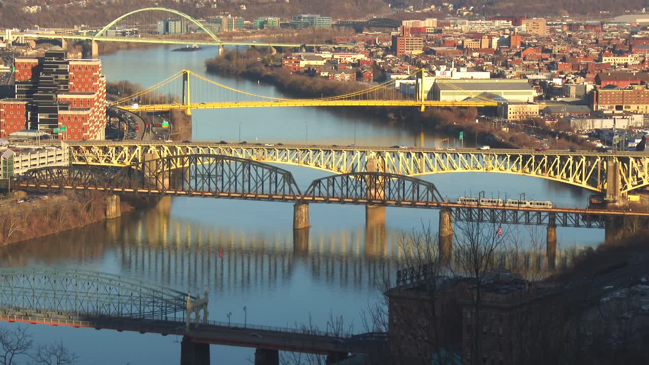 los puentes cruzan el río cerca de pittsburgh pa 1