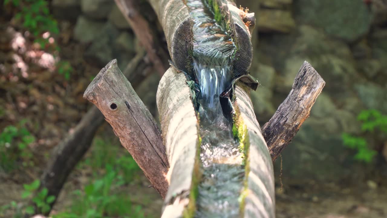 한국 민속촌 용인시의 열린 나무 파이프를 통해 흐르는 맑은 담수
