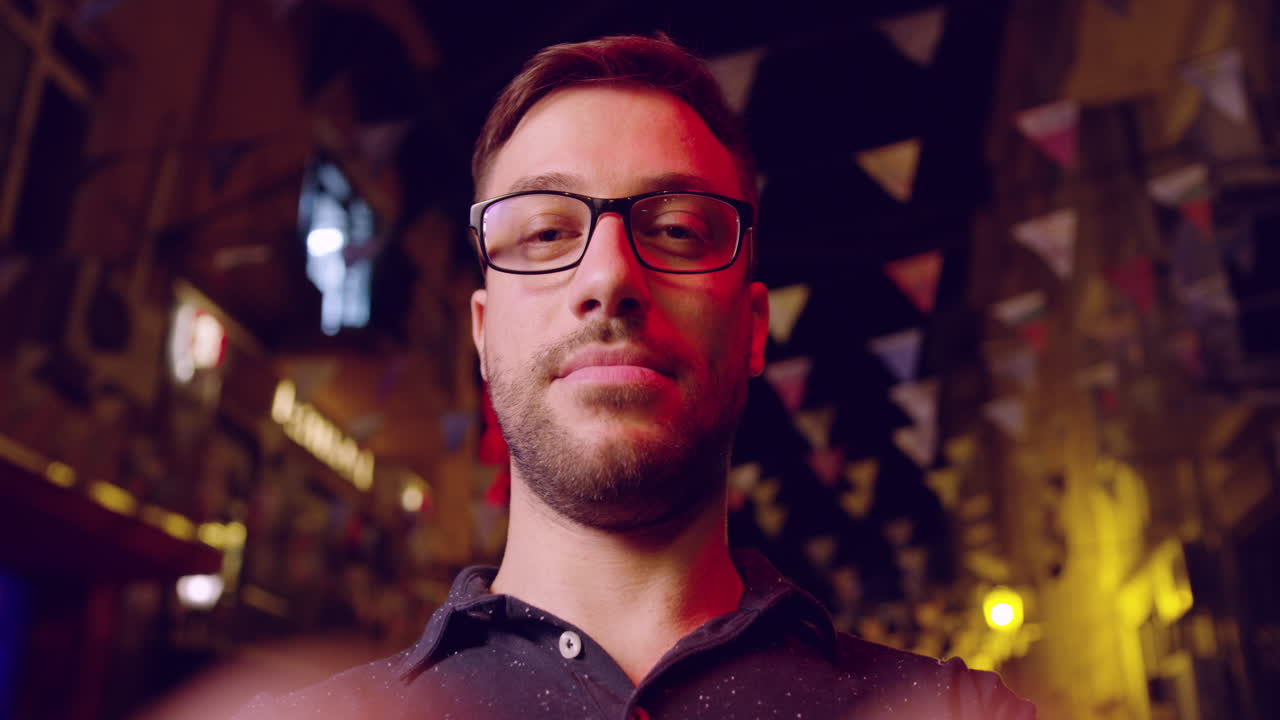 hombre sonriente noche ciudad festiva