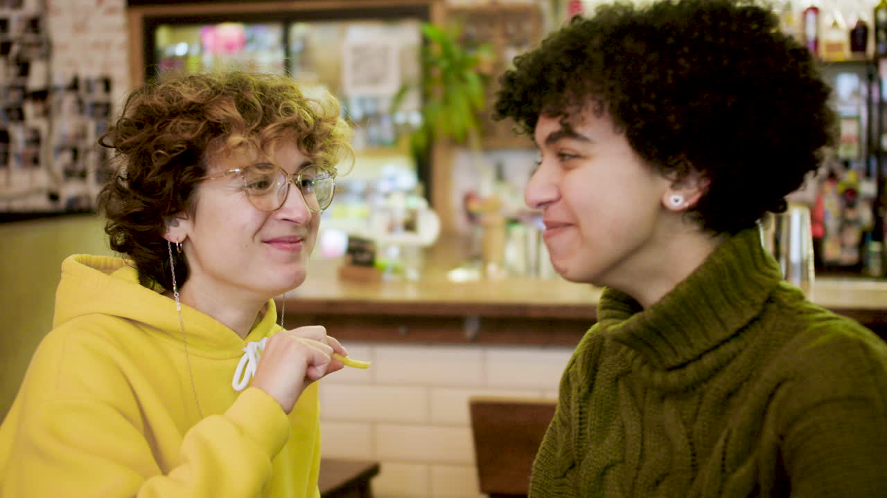 pareja de lesbianas en un bar