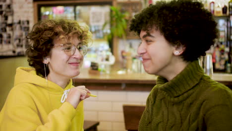 pareja de lesbianas en un bar