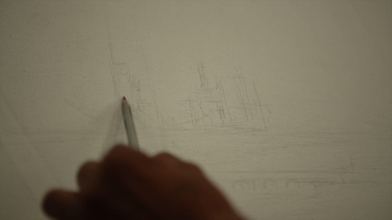 연필로 스케치를 그리는 화가의 손