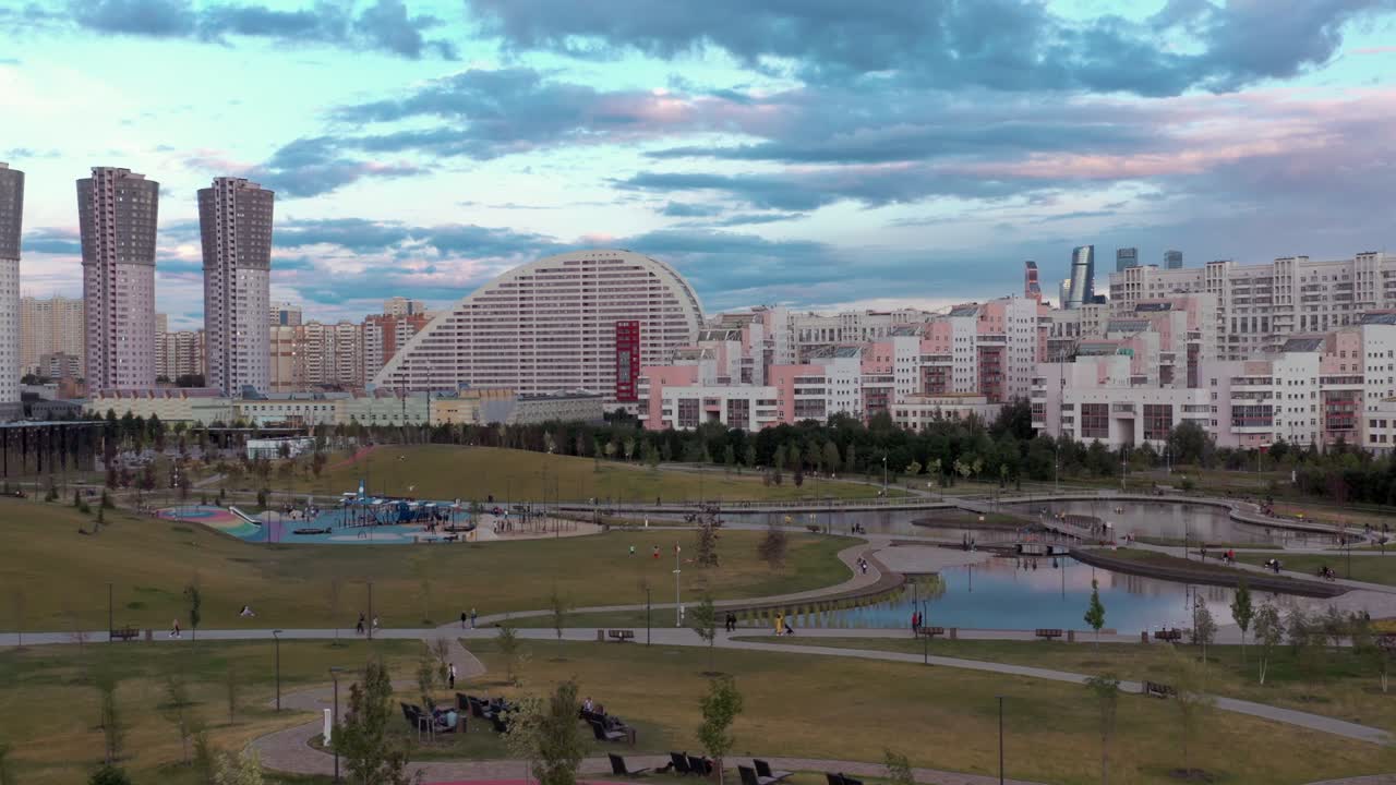 항공 드론은 모스크바 센터의 을 기울입니다.