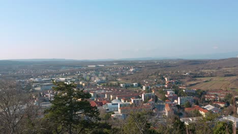 toma aérea de camión que revela la ciudad de ljubljana, eslovenia en la distancia