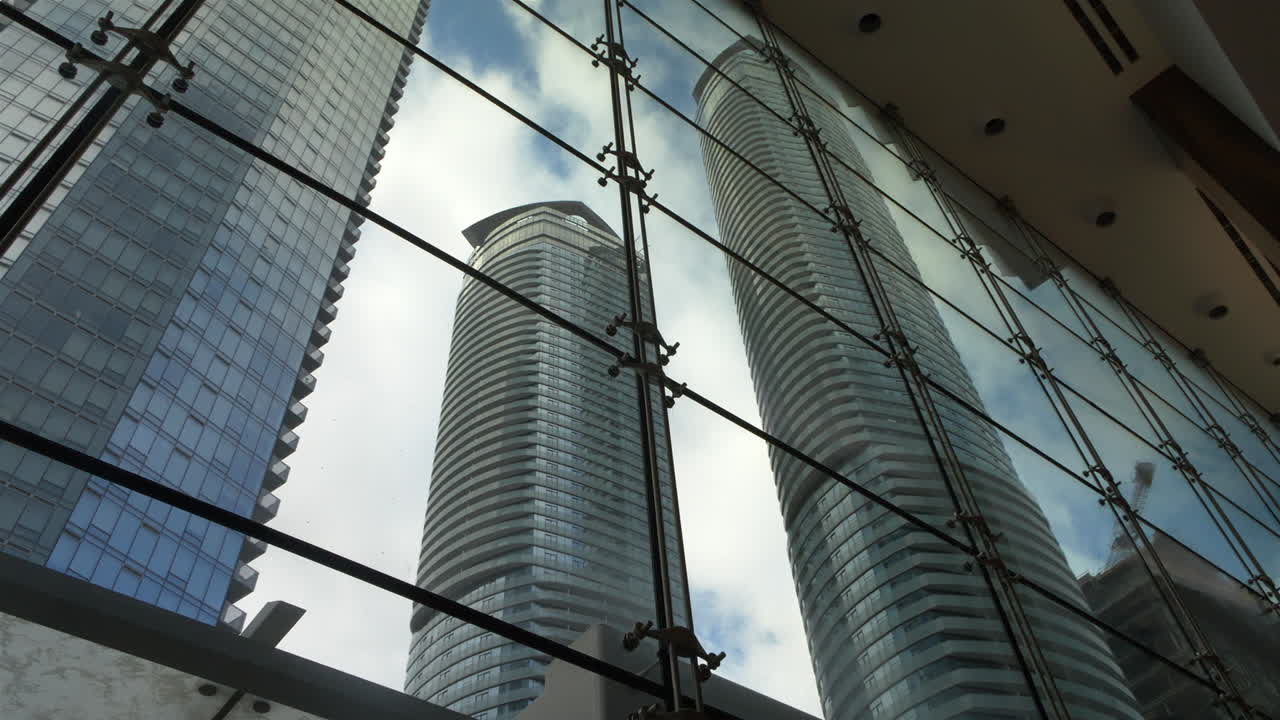 disparo de movimiento suave mirando hacia arriba en los edificios de la ciudad en toronto
