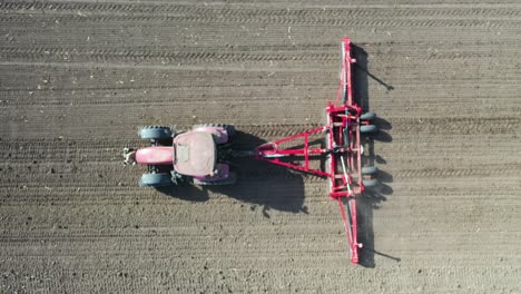 vista aérea de un tractor con cultivador en el campo