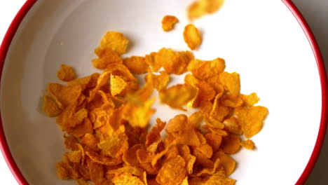el cereal se vierte en un cuenco