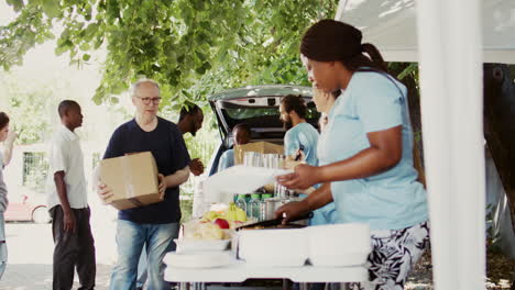 Distribución-De-Alimentos:-Los-Voluntarios-Traen-Esperanza