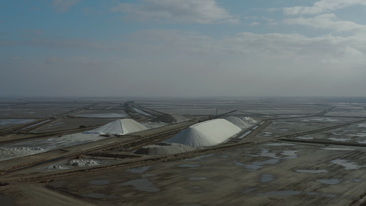 vuelo aéreo de drones alrededor de dunas de sal en la salina más grande del mediterráneo