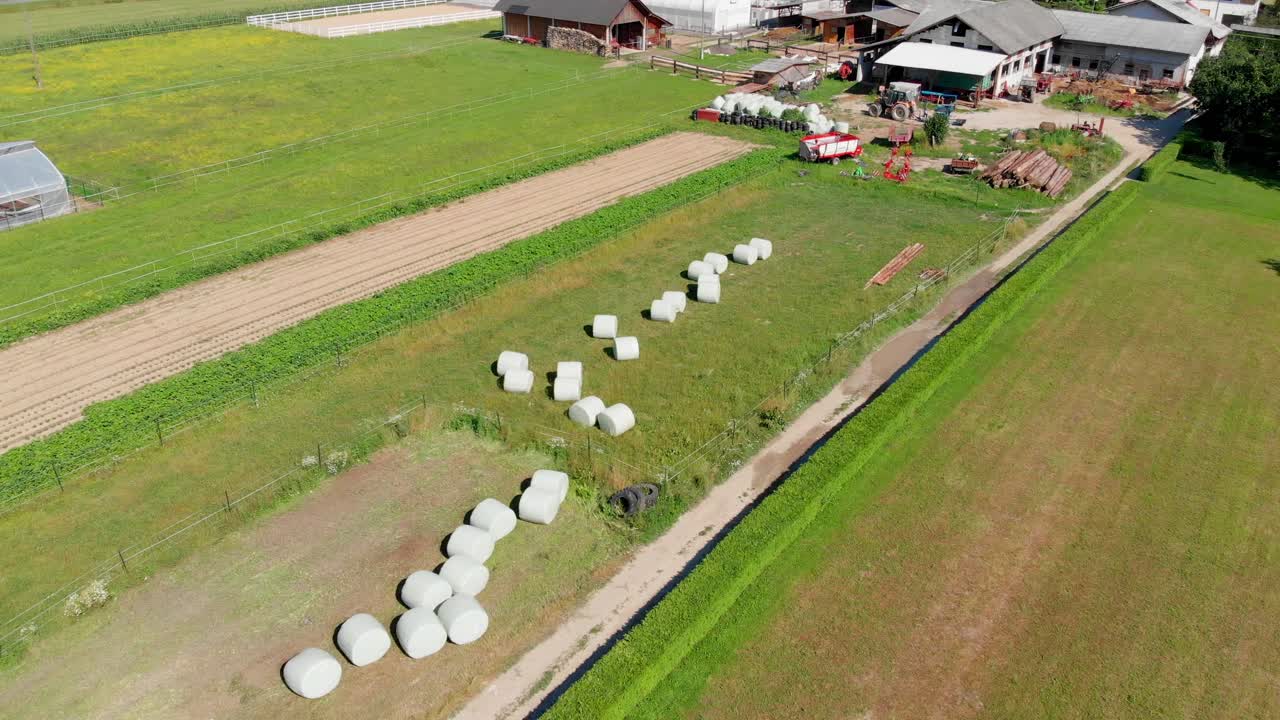 슬로베니아의 농장과 건초 베일에 대한 공중 전망