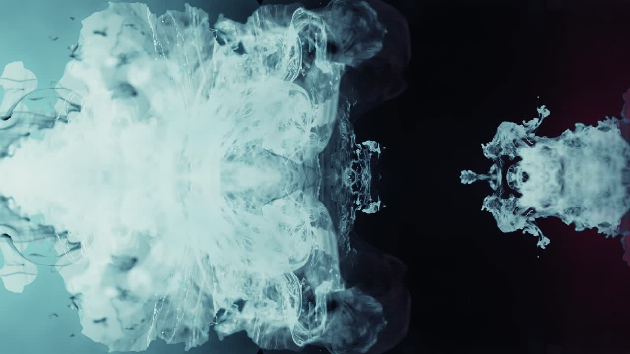 vista vertical de tinta blanca estallando en agua con un fondo negro