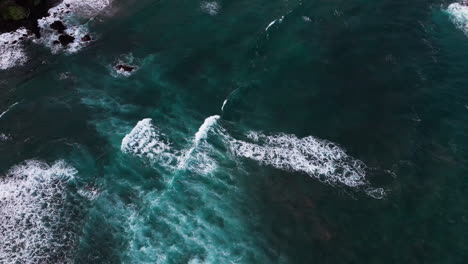 Toma-Aérea-De-Arriba-Hacia-Abajo-De-Grandes-Olas-Blancas-Rompiendo-En-La-Playa-Rocosa-En-Hawaii