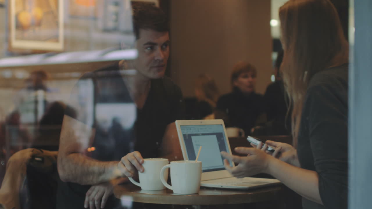 Amici che si incontrano nella caffetteria