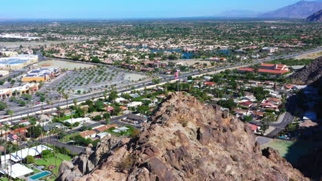 Bandera-Estadounidense-En-La-Cima-De-Una-Montaña-En-Indio,-California