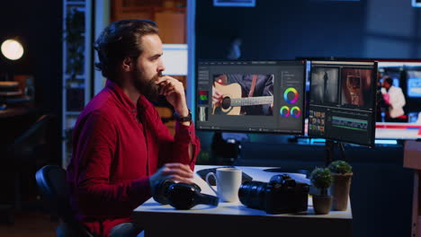 Camarógrafo-Que-Utiliza-Software-De-Edición-Para-Ensamblar-El-Metraje-En-Un-Resultado-Final-Coherente
