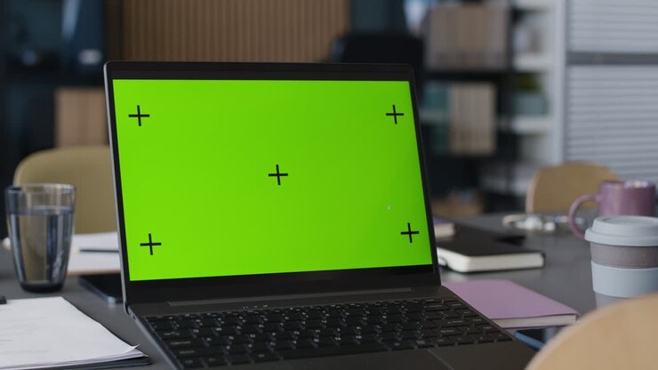 Laptop med grøn skærm på kontoret