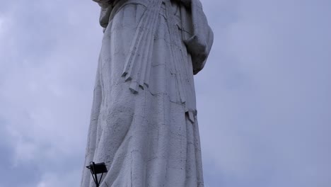 jesús, confío en ti, mensaje a continuación escultura de jesucristo en el cielo azul