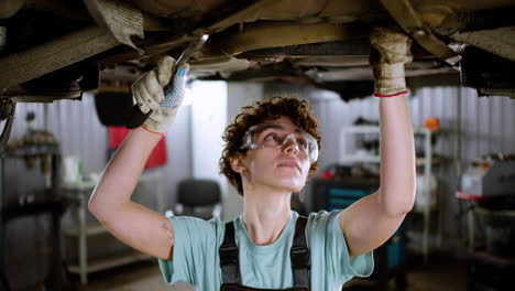 mujer reparando auto