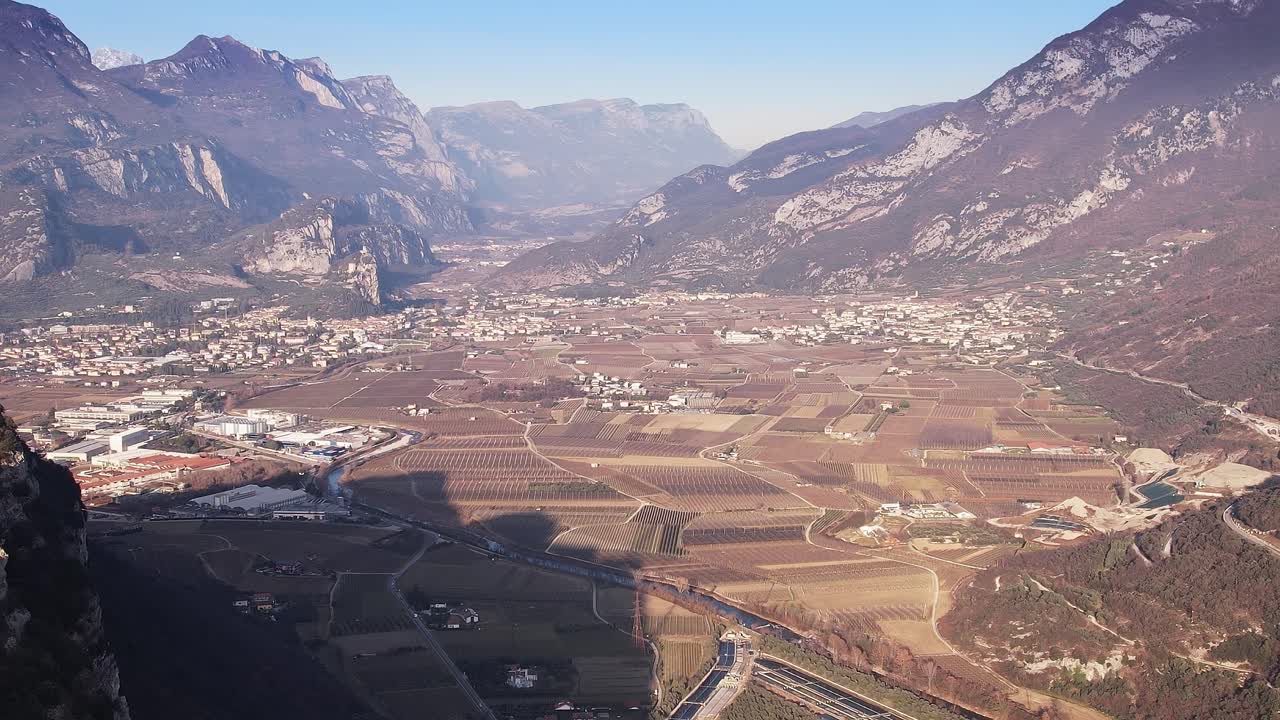Vista sulle Alpi italiane con vista sulla valle e sui vigneti sottostanti