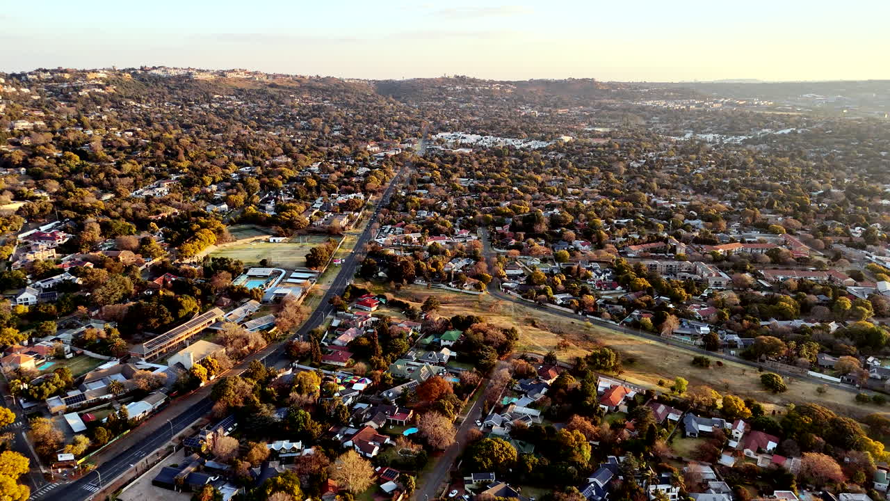 Vista aérea elevada sobre Cresta Northcliff em Randburg, Joanesburgo, durante o pôr do sol.