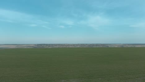 prados agrícolas verdes con cielo azul, carro de drones aéreos a la vista