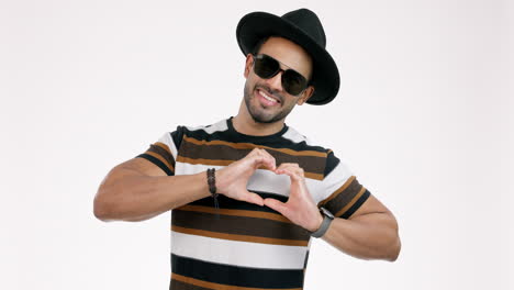 moda, manos en el corazón y el hombre en un blanco