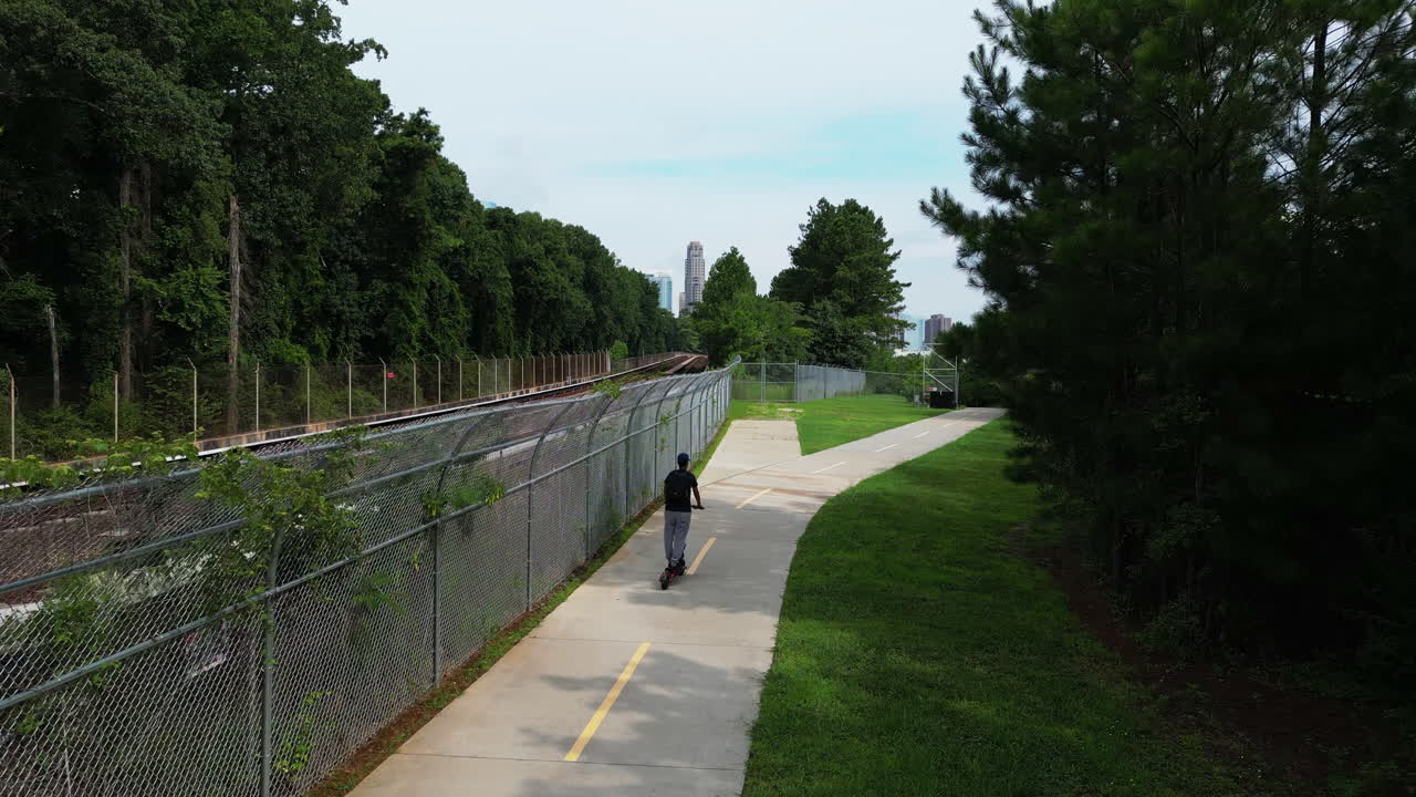 전기 스쿠터 를 사용하는 소녀 의 뒷면