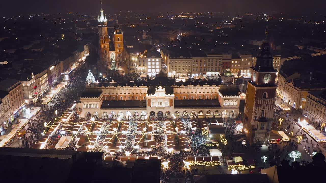Juleboder om natten på Hovedmarkedstorget i Krakow, Polen
