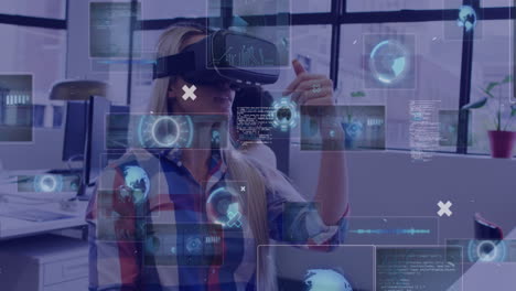 animación de pantallas digitales y procesamiento de datos sobre mujer caucásica usando auriculares vr